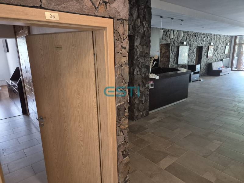 Steinwände und Holztüren, die in das Büro in einer Einzimmerwohnung führen.