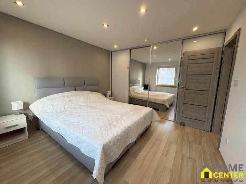 Schlafzimmer in einer 2-Zimmer-Wohnung mit Holzboden.