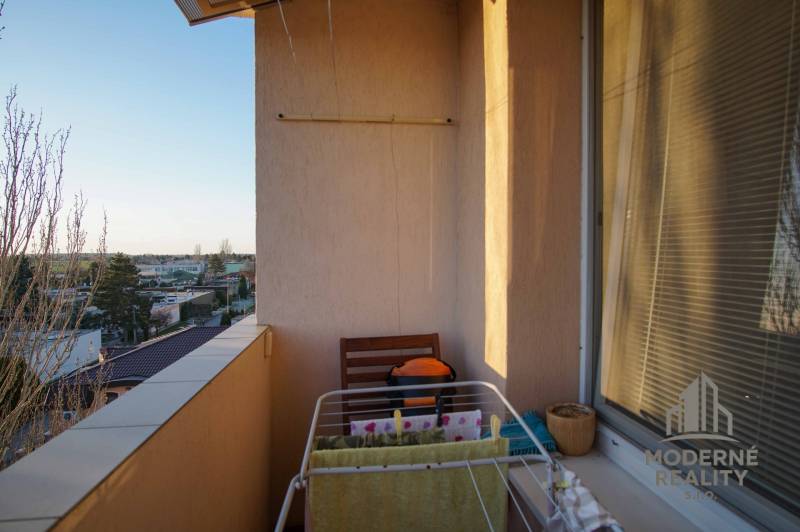 Balkon mit Blick auf die Stadt, Wäscheständer, typisch für eine 3-Zimmer-Wohnung in Nové Zámky.