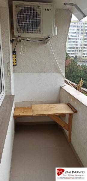 Balkon in einer 2-Zimmer-Wohnung in der Pečnianska-Straße, Bratislava - Petržalka, mit Klimaanlage.