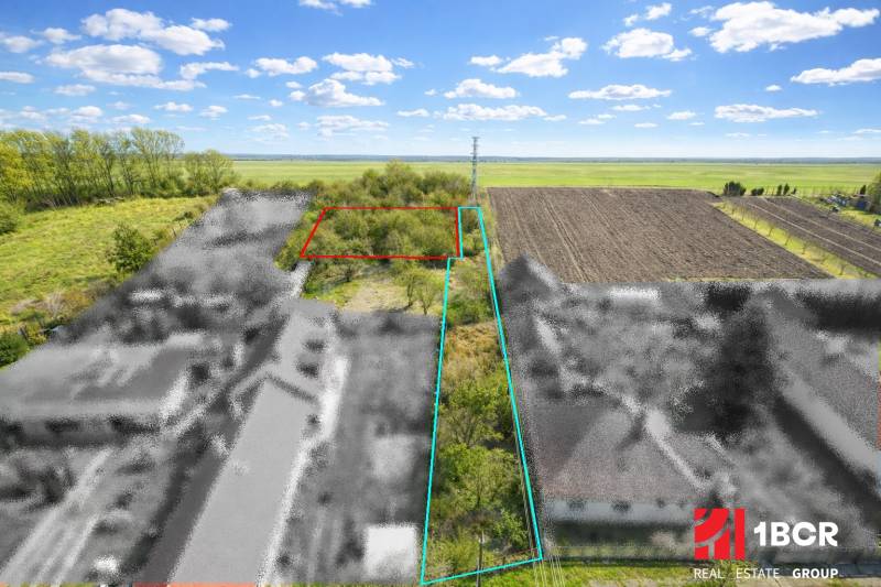 Grünflächen und Wohnbaugrundstücke in der Malá Paka Straße, Veľká Paka.