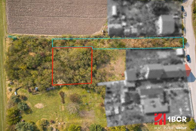 Luftaufnahme von Wohnbaugrundstücken in der Gegend Malá Paka, Veľká Paka mit umliegendem Grün.