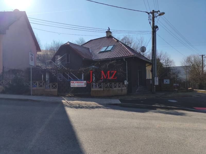 Einfamilienhaus in der Rudlovská-Straße in Banská Bystrica mit einem Schild 