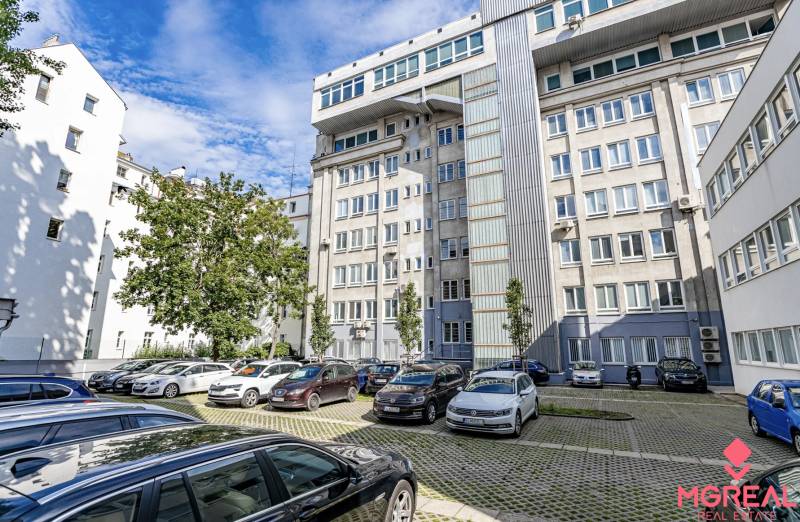 Parkplatz bei den Büros in der Gajova-Straße in Bratislava - Altstadt.
