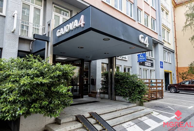 Fassade des Bürogebäudes in der Gajova-Straße in Bratislava - Altstadt.