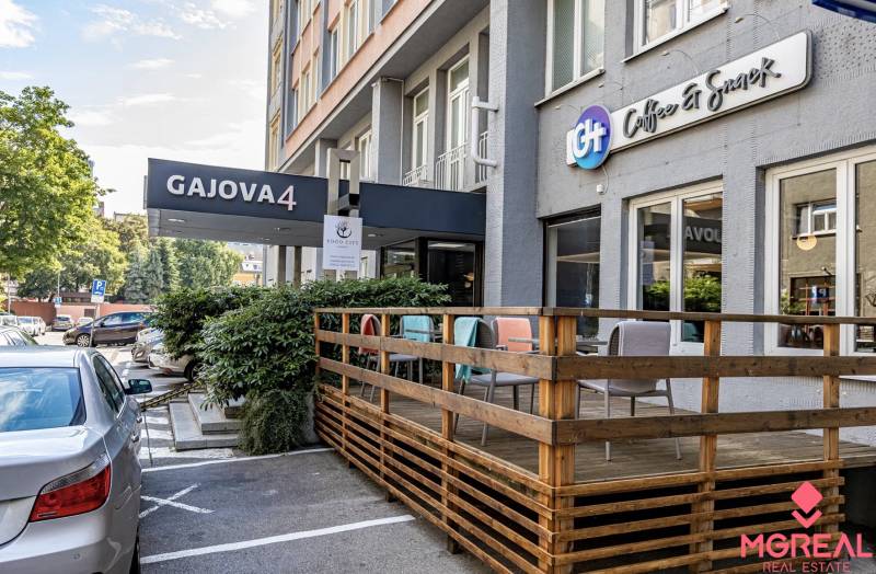 Bürogebäude in der Gajova-Straße in Bratislava - Altstadt mit Terrasse und Parkmöglichkeiten.