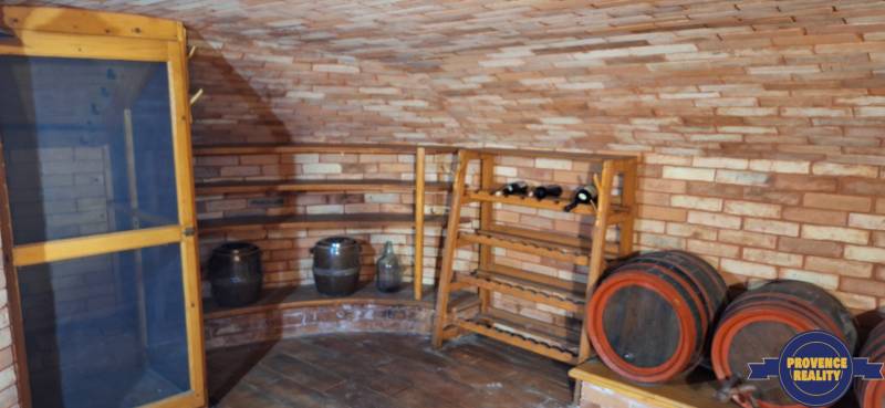 Weinkeller mit Ziegelwänden und Fässern in einem Einfamilienhaus.