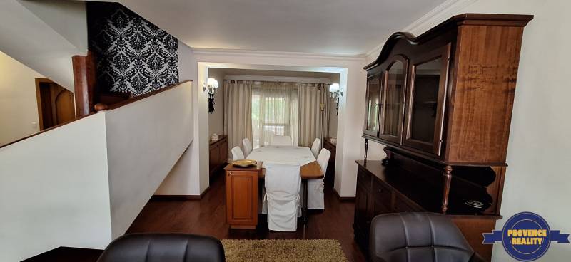 Esszimmer mit Holzmöbeln und Holzdekorboden in einem Einfamilienhaus.