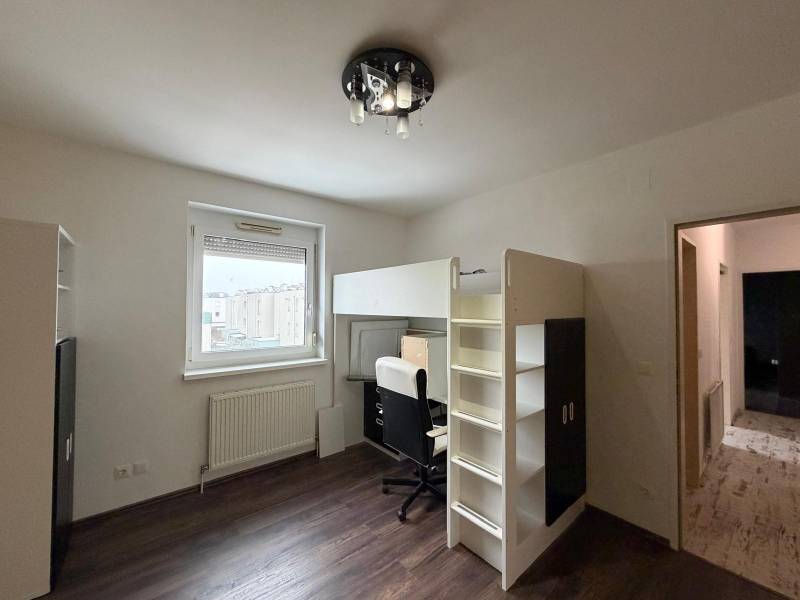 Kinderzimmer in einer 3-Zimmer-Wohnung mit einem Etagenbett und einem Boden in Holzoptik.