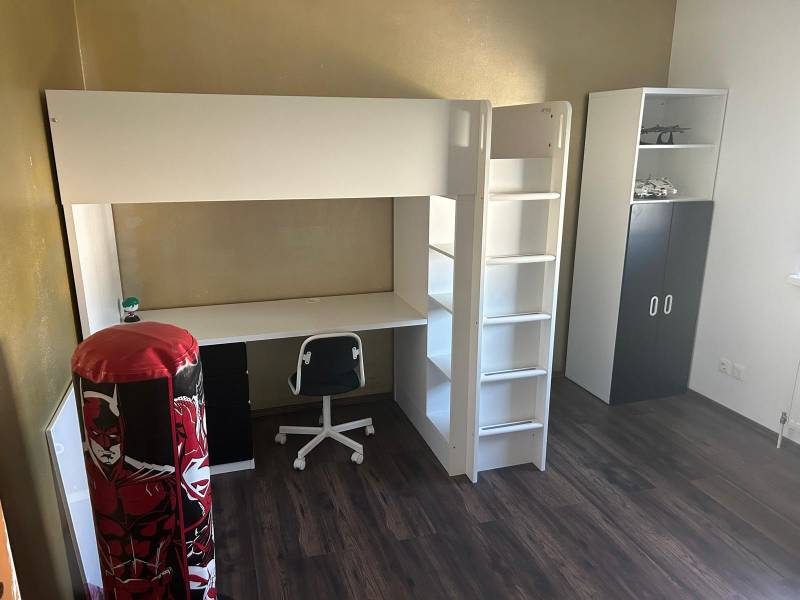 Kinderzimmer mit Etagenbett, Schreibtisch und Schrank in einer 3-Zimmer-Wohnung.