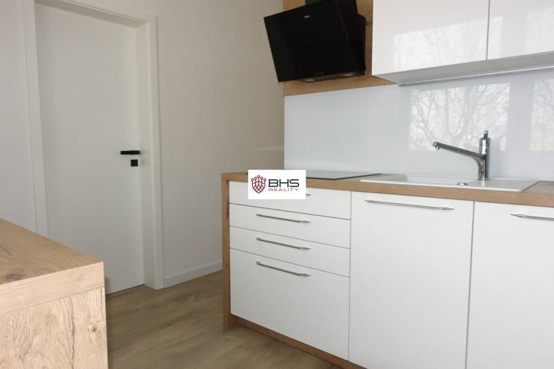 Küchenzeile mit Holzboden in einer 3-Zimmer-Wohnung.