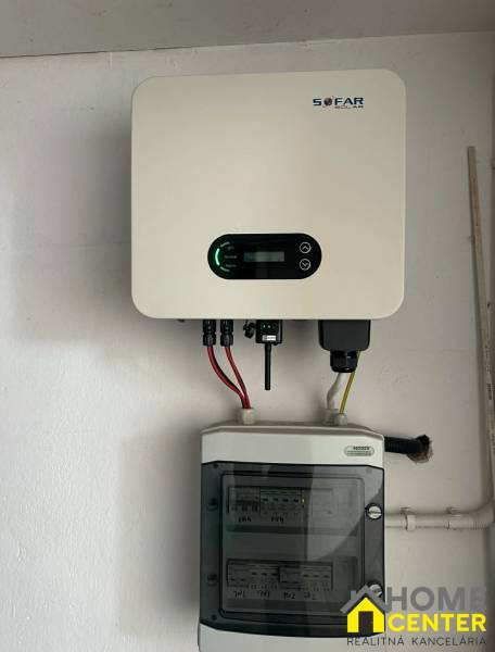 Ein Solarwechselrichter der Marke SOFAR, der an der Wand in einem Einfamilienhaus montiert ist.