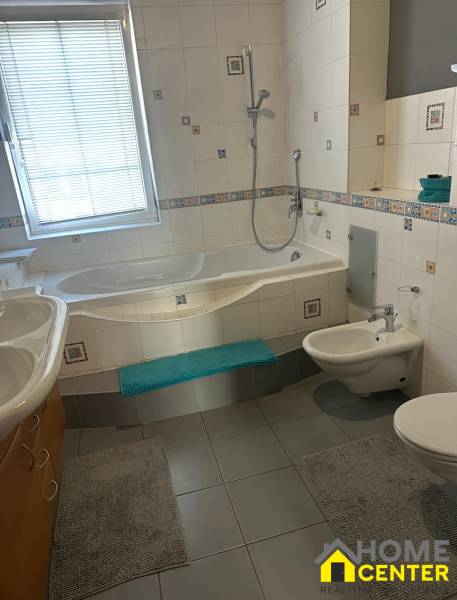 Ein Badezimmer im Einfamilienhaus mit Badewanne, Bidet und Fliesen.