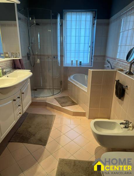 Badezimmer in einem Einfamilienhaus mit Badewanne, Dusche, Waschbecken und Bidet.