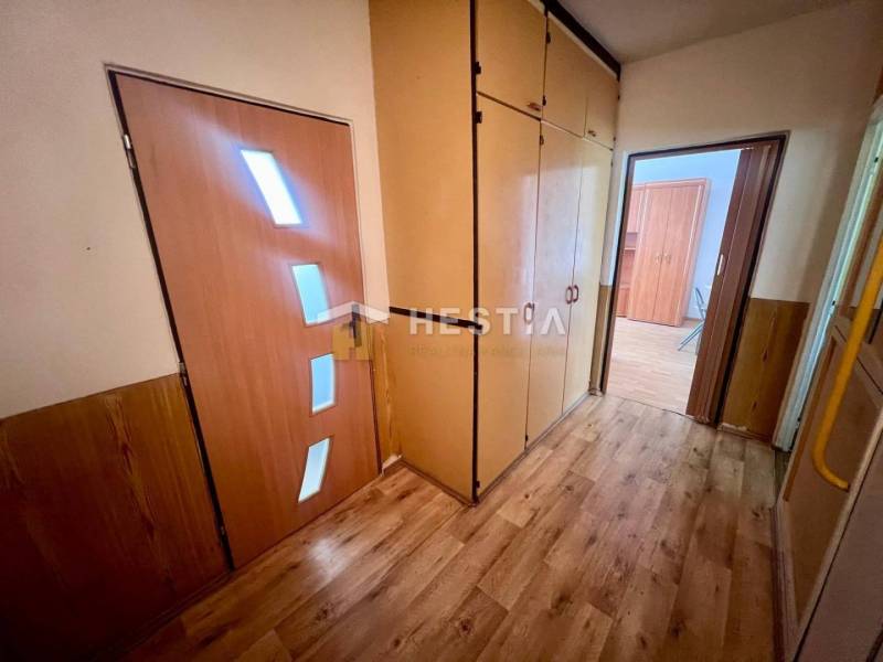 Flur mit Einbauschränken und Türen in einer 3-Zimmer-Wohnung.