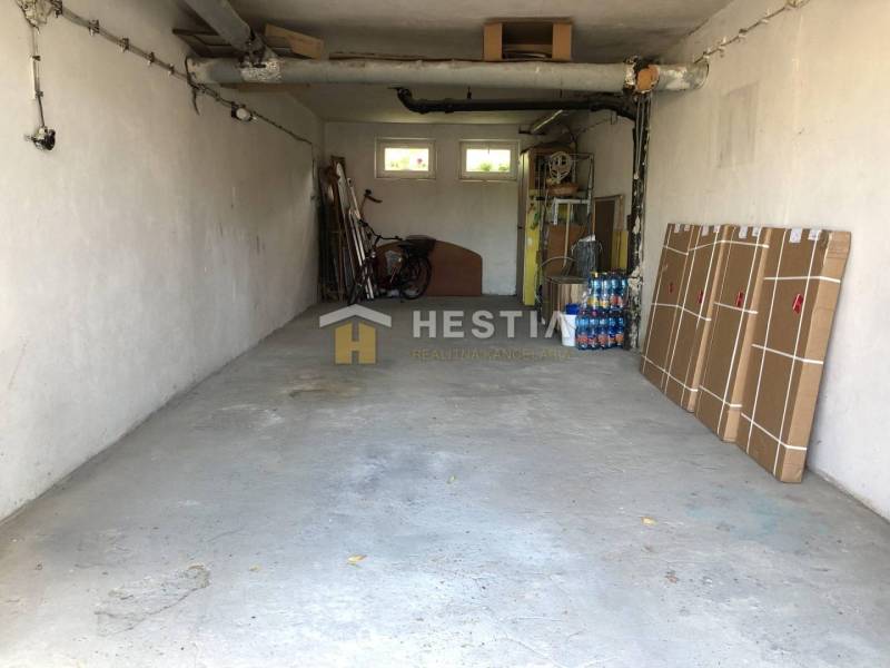 Garage in einer 3-Zimmer-Wohnung mit gelagerten Gegenständen und einem Fahrrad.