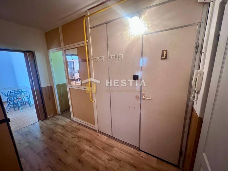 Der Flur in einer 3-Zimmer-Wohnung mit Garderobe, Spiegel und Innentüren.