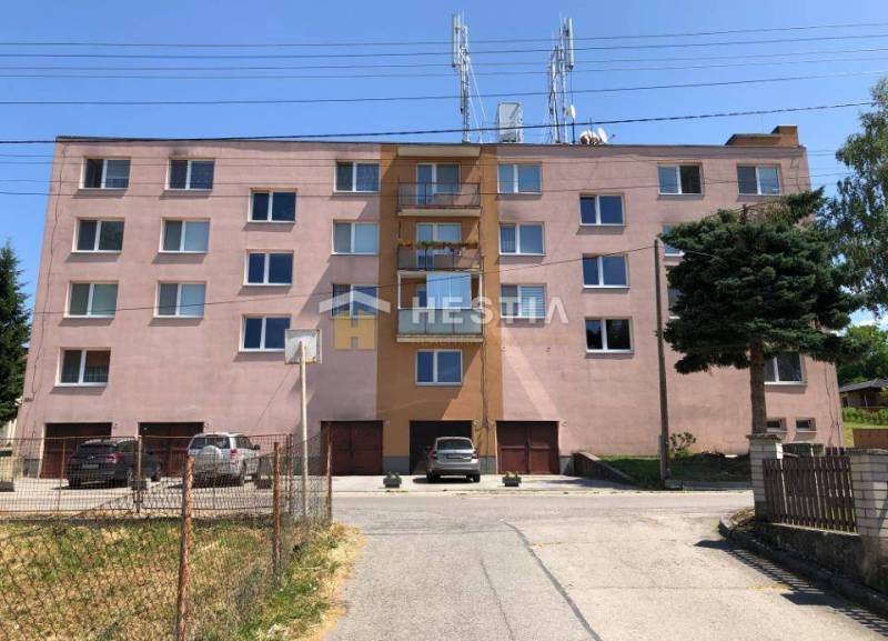 Ein Wohnhaus in Moravské Lieskové mit Parkmöglichkeiten und einem großen Baum im Vordergrund.