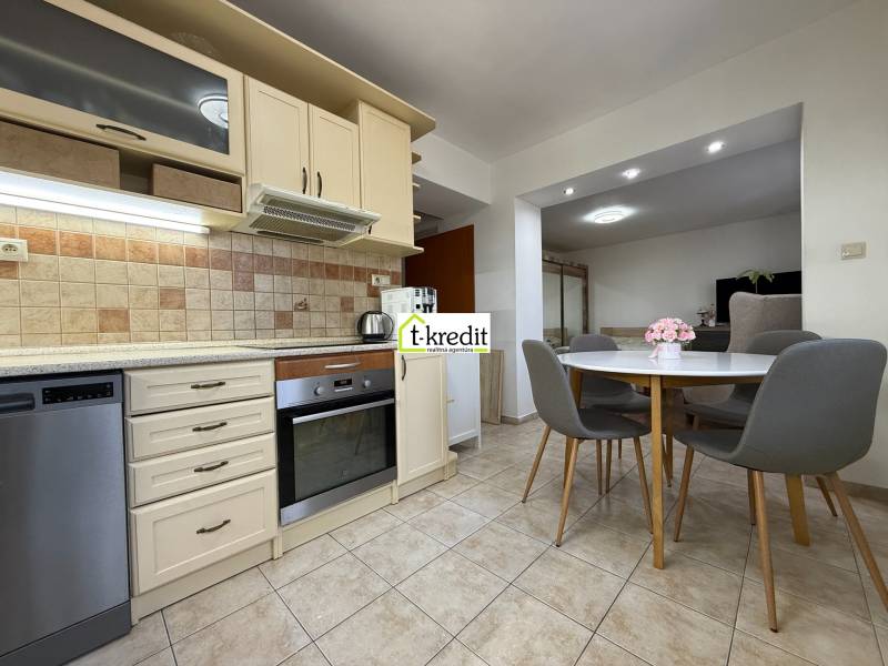 Küche mit Küchenzeile und Esstisch in einer 2-Zimmer-Wohnung.