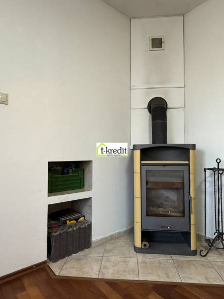 Ein Kamin in der Ecke des Wohnzimmers mit einem Holzboden in einer 2-Zimmer-Wohnung.