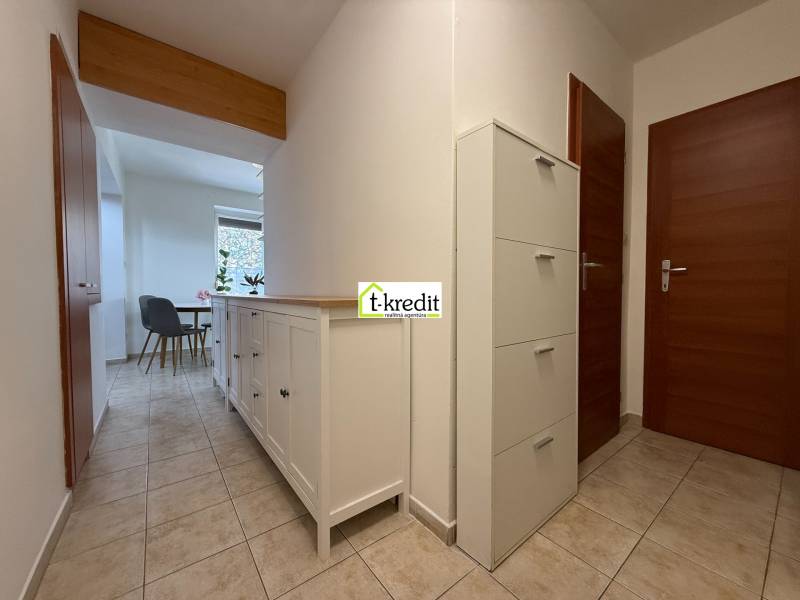 Der Flur mit Schränken und Blick auf den Esstisch in einer 2-Zimmer-Wohnung.