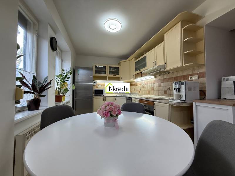 Küche in einer 2-Zimmer-Wohnung mit Küchenzeile, Fenstern und Pflanzen.