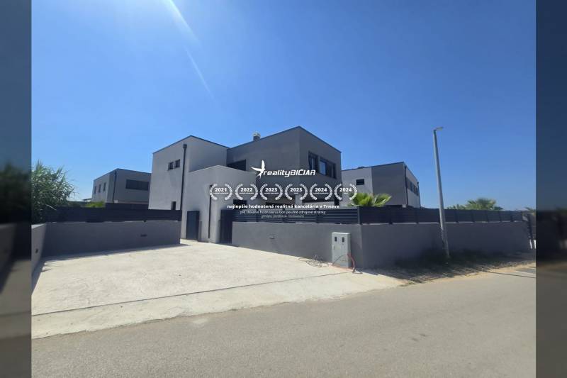 Villa in der Straße Zukve in Vrsi mit großer Zufahrt und einfacher Fassade.