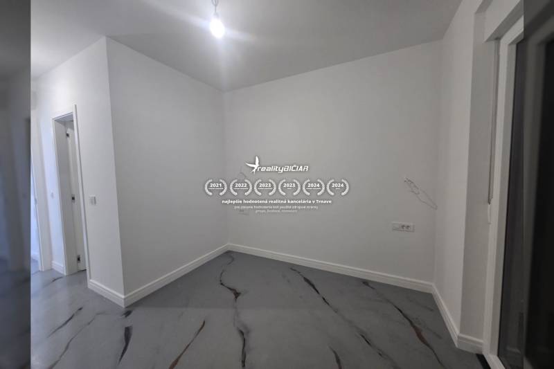 Prázdny Raum in einer Villa mit weißen Wänden und einem Boden mit Marmordekor.