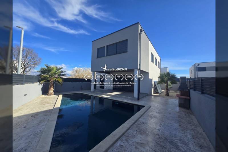 Villa in Zukve, Vrsi mit Pool und Palme im Hof.