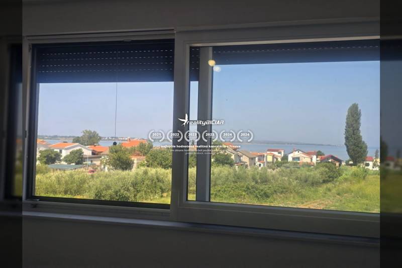 Der Ausblick von der Villa in Zukve in Vrsi bietet einen Blick auf die Dächer und die Küste.