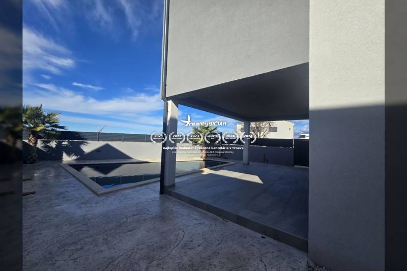 Villa in der Straße Zukve, Vrsi, mit Terrasse und Pool, umgeben von Palmen.