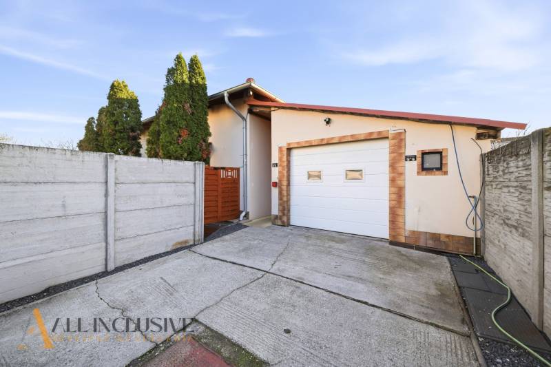 Einfamilienhaus in Hviezdoslavov mit Garage, eingezäunt, Betonzufahrtsstraße.