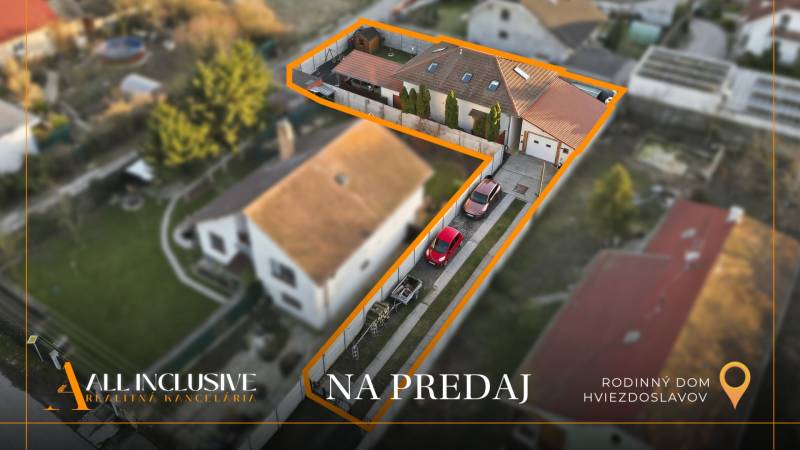 Das Einfamilienhaus in Hviezdoslavov bietet geräumige Parkmöglichkeiten und einen gepflegten Garten mit Pavillon.