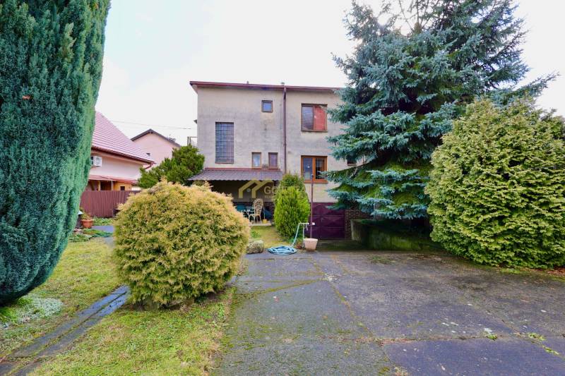 Der Garten des Einfamilienhauses in der Kalinčiakova-Straße in Michalovce mit gepflegtem Grün und Terrasse.