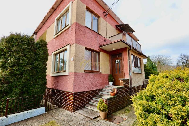 Einfamilienhaus in der Kalinčiakova-Straße in Michalovce mit Treppe und Garten.