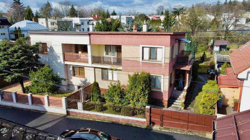 Einfamilienhaus in der Kalinčiakova-Straße in Michalovce, mit gepflegtem Vorgarten und Holzzaun.