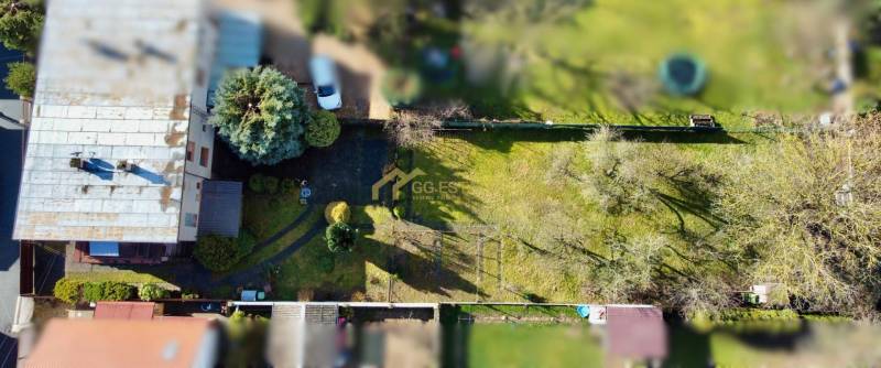 Einfamilienhaus in der Kalinčiaka-Straße in Michalovce mit weitläufigem Rasen und Bäumen.