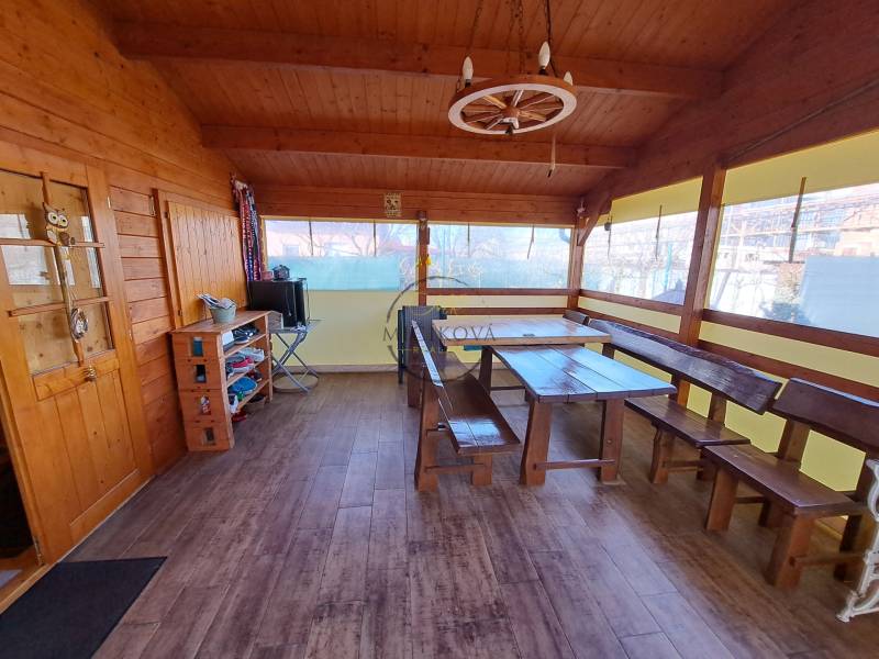 Holzpavillon mit Bänken und Tisch, Boden mit Holzdekor, Gärten.