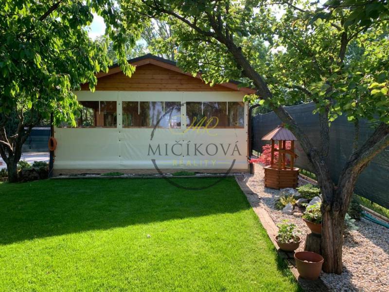 Gärten in Dolné Krškany, Nitra, mit Rasen, Pavillon und Gehölzen.