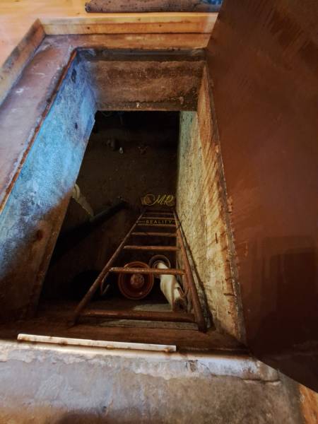 Blick auf die Kelleröffnung mit Treppen im Inneren der Gärten.
