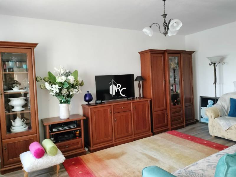 Wohnzimmer in einer 2-Zimmer-Wohnung mit Holzelementen und hellem Interieur.