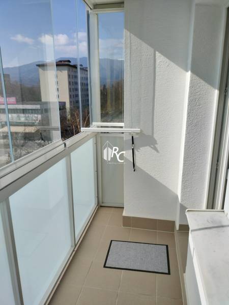 Ein verglaster Balkon mit Blick auf die Stadt MartinJilemnického in einer 2-Zimmer-Wohnung.