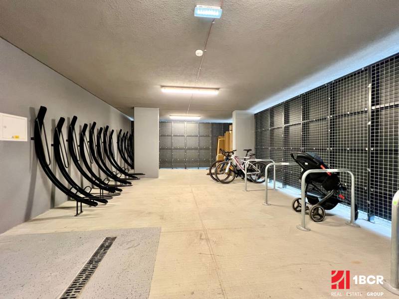 Fahrrad- und Kinderwagenabstellplatz im Wohnkomplex an der Hraničná in Ružinov.