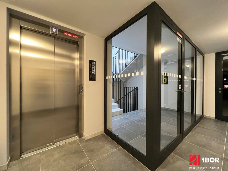 Aufzug und verglastes Treppenhaus im Gebäude an der Hraničná in Bratislava - Ružinov.