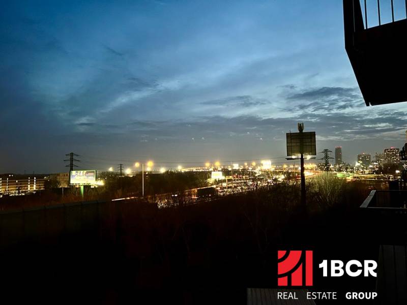 Blick aus einer 2-Zimmer-Wohnung auf die Abendlichter der Stadt Bratislava - Ružinov, Hraničná.