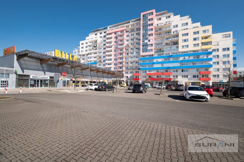 Billa in der Saratovská-Straße, Bratislava - Dúbravka, neben einem Wohnhaus mit Parkplatz.