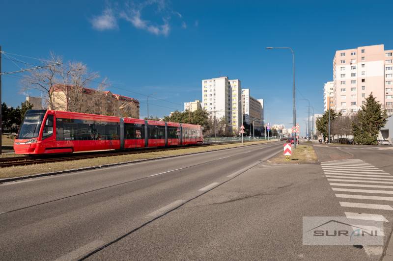 Straßenbahn in der Saratovská-Straße. Im Hintergrund Plattenbauten in Bratislava-Dúbravka.