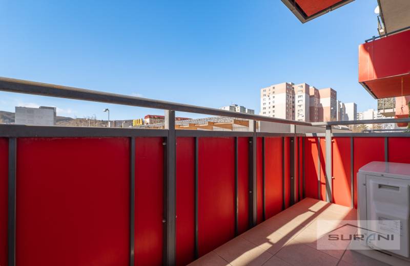 Der Balkon einer 3-Zimmer-Wohnung in der Saratovská Straße in Bratislava - Dúbravka mit Blick auf die Stadt.