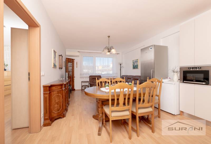 Esszimmer mit Holzboden und Möbeln in einer 3-Zimmer-Wohnung.