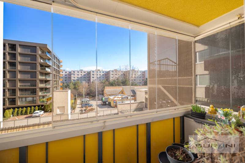 Veranda mit Glasfenstern mit Blick auf moderne Wohngebäude, 3-Zimmer-Wohnung, Dúbravka, Bratislava.